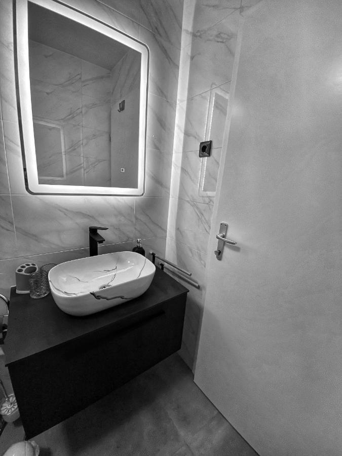 Astoria Apartment Varazdin Bagian luar foto